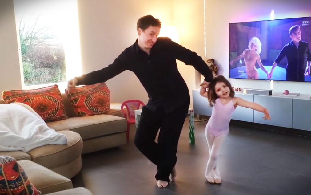 Папа танцует с дочкой