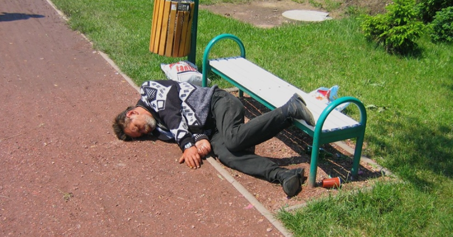Мужчина лежит на улице