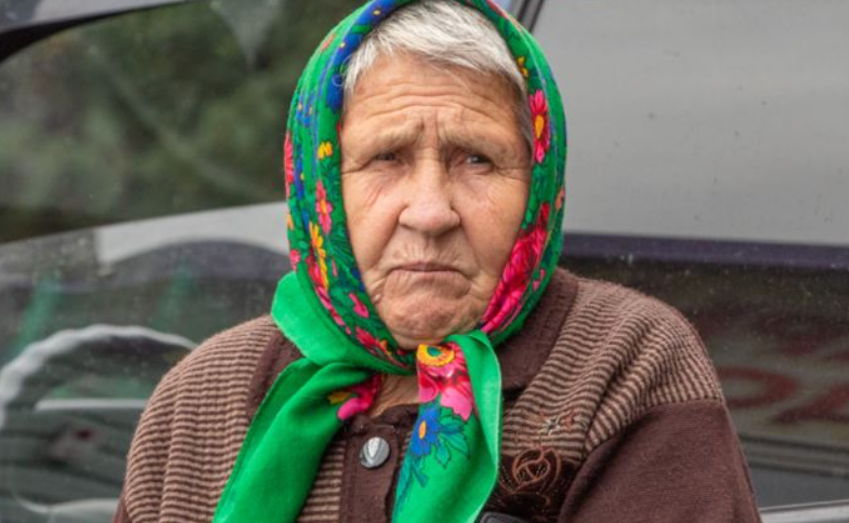 Бабушка исы. Старушка в платке. Бабуля в платке. Пожилая женщина в платке. Платок на голову бабушке.
